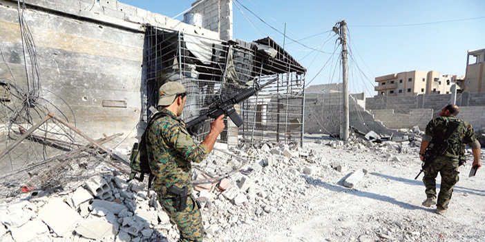   أفراد سوريا الديمقراطية يتجولون في مدينة الرقة بعد المعارك مع داعش