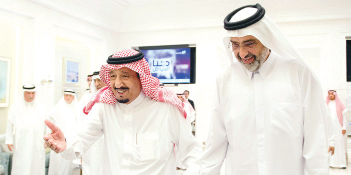 خادم الحرمين خلال استقباله في مقر إقامته بطنجة الشيخ عبدالله بن علي آل ثاني
