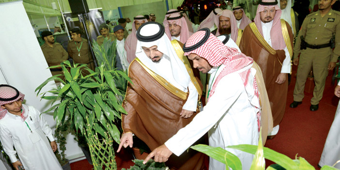  الأمير فيصل بن خالد أثناء افتتاح المعرض البيئي التوعوي للزراعة