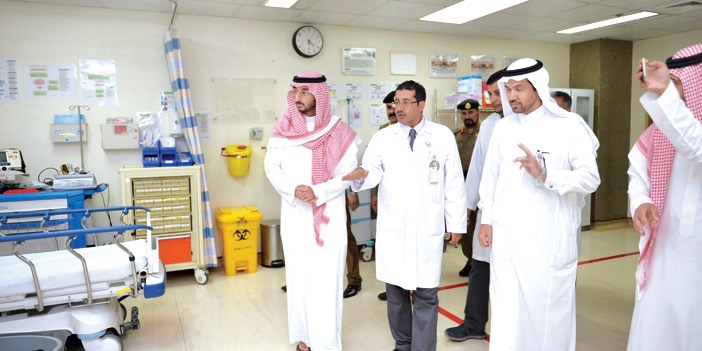  الأمير عبدالله بن بندر لدى زيارته مستشفى قوى الأمن