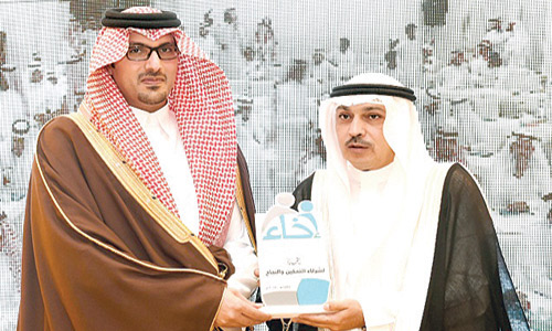  الأمير سعود يكرِّم الأدلاء