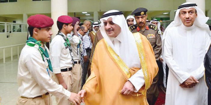  الأمير فهد بن سلطان يصافح طلاب المعسكر الكشفي