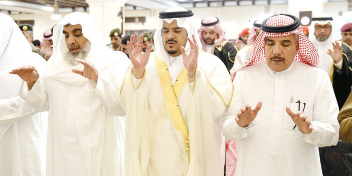  الأمير محمد بن عبد الرحمن يؤدي صلاة الميت على الشهيد