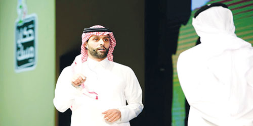  ياسر القحطاني خلال الزيارة