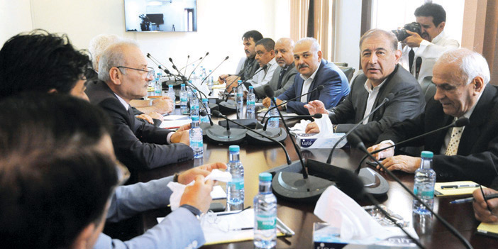  المعارضة السورية خلال اجتماعها في الرياض أمس مع منصة موسكو والقاهرة