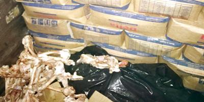 مصادرة 30 طن لحوم ومواد غذائية في شاحنة مخالفة بمكة 