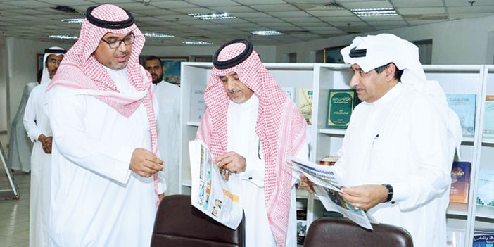  المشرف العام على الإعلام الداخلي المستشار سعود الحازمي يتصفح الملحق أثناء زيارته لصالة الحجاج