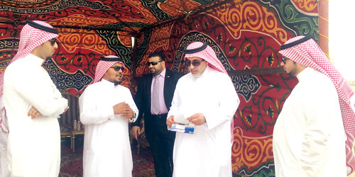  المهندس السليم خلال تفقده المخيمات