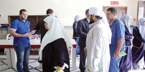  عدد من ذوي الشهداء.. الضيوف أثناء استعدادهم للسفر لأداء الحج