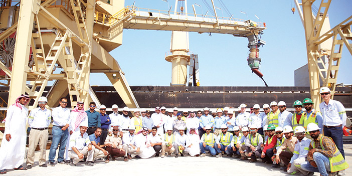  صورة جماعية لمنسوبي معادن أمام باخرة الشحن خلال مراحل التحميل للتصدير