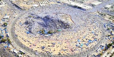 حجاج بيت الله يقفون اليوم في صعيد عرفات 