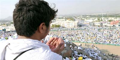 اليوم.. الحجيج يرمون الجمرات وينحرون ويستقرون في منى 