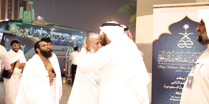  قيادي سعودي يقبل رأس حاج قطري محتفياً به