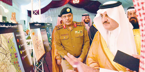  الأمير سعود بن نايف يطلع على صور للمشاريع