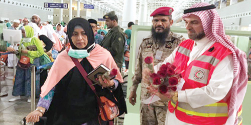 رجال الهلال الأحمر السعودي يودعون الحجاج بالهدايا 