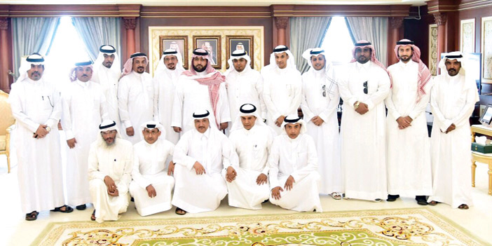  لقطة جماعية لنائب أمير المنطقة مع الإعلاميين
