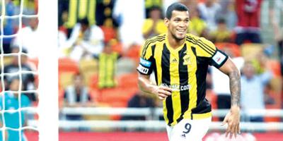 الهلال يكمل عقد السداسي الأجنبي بريفاس 