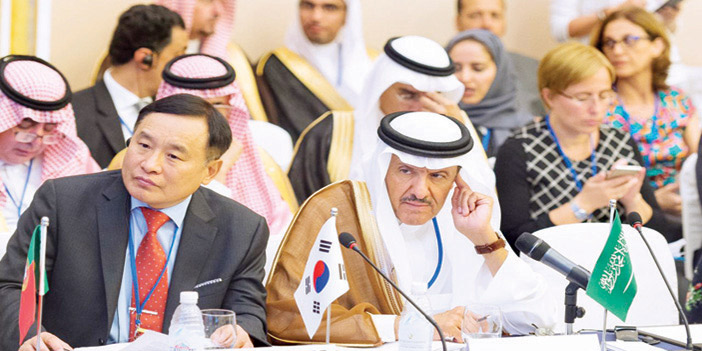  الأمير سلطان بن سلمان خلال الاجتماع