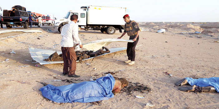  تفحم جثث ضحايا الانفجار وتناثرها حول موقع الهجوم في جنوب العراق أمس