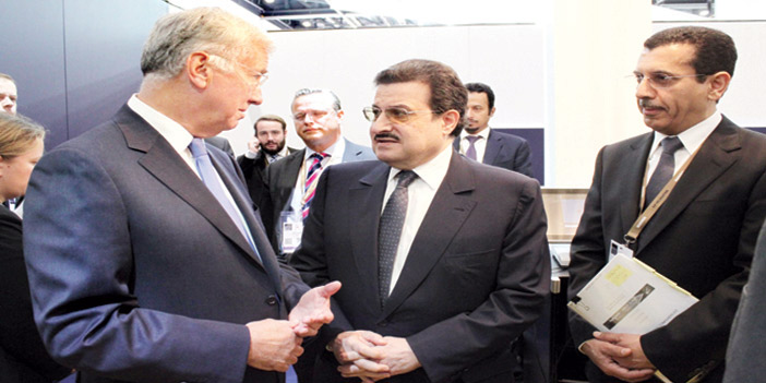  الأمير محمد بن نواف يتبادل الحديث مع وزير الدفاع البريطاني