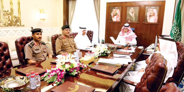  الأمير أحمد بن فهد وعدد من مسؤولي الجهات المعنية خلال الاجتماع