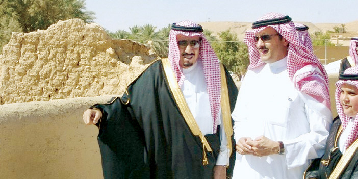  الأمير سلطان أثناء جولته في قرية الغاط التراثية وبجواره الملك سلمان