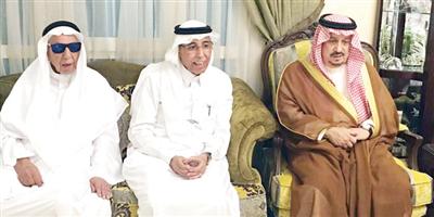 أمير منطقة الرياض ينقل تعازي القيادة لأسرة الشهيد المقدم طيار البيز 