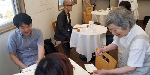 مطعم ياباني يشغل مصابين بالخرف للتوعية بالمرض 