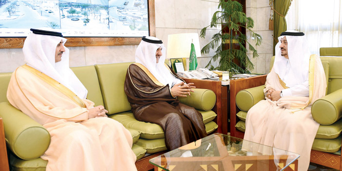 أمير منطقة الرياض يستقبل رئيس هيئة حقوق الإنسان ونائبه 