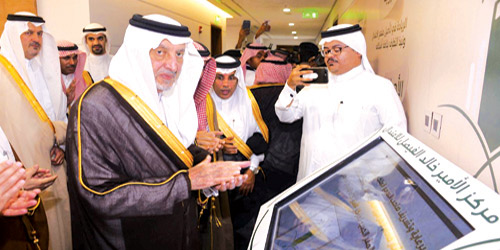 أمير منطقة مكة المكرمة أثناء تدشين المركز