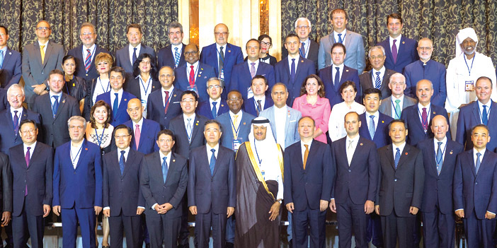 صورة جماعية لوزراء ومسؤولي السياحة في العالم يتوسطهم الأمير سلطان بن سلمان