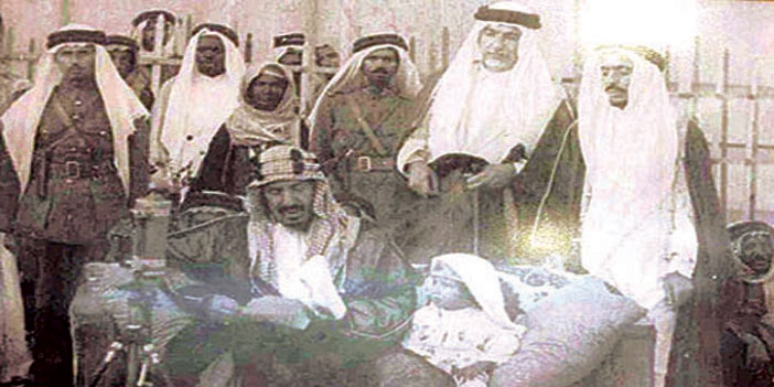  الملك عبد العزيز وبجواره الأمير سلمان في صورة التقطت عام 1938