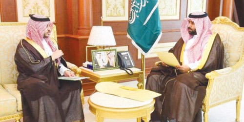  الأمير محمد بن عبدالعزيز مع مدير خدمات المياه