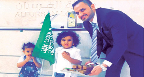  موظف صالة الفرسان يقدم شوكليت وعلم السعودية للطفلين