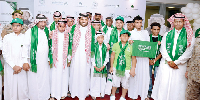  تركي آل الشيخ في صورة تذكارية مع أبناء الشهداء