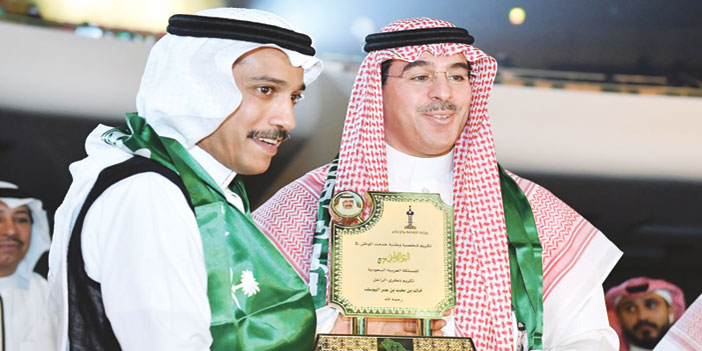  وزير الثقافة والإعلام يسلم الفنان تركي اليوسف درعاً تكريمياً  لوالده المذيع الراحل خالد اليوسف