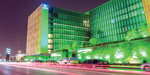  مبنى هيئة الطيران المدني مضاء باللون الأخضر