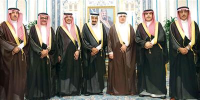 خادم الحرمين الشريفين يتسلم التقرير السنوي الثالث والخمسين لمؤسسة النقد العربي السعودي 