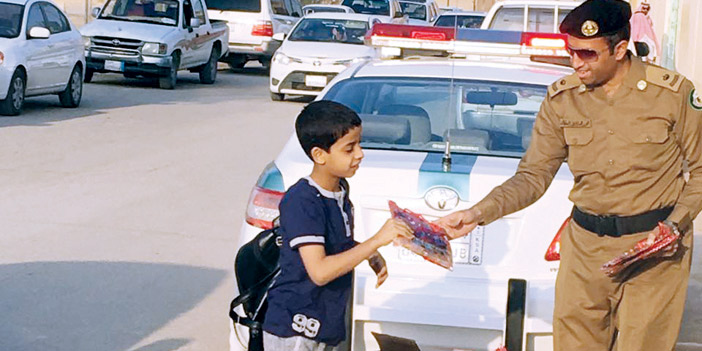  الرائد السلطان يحتفي بالطلاب قبل دخولهم إلى المدرسة بداية العام الدراسي