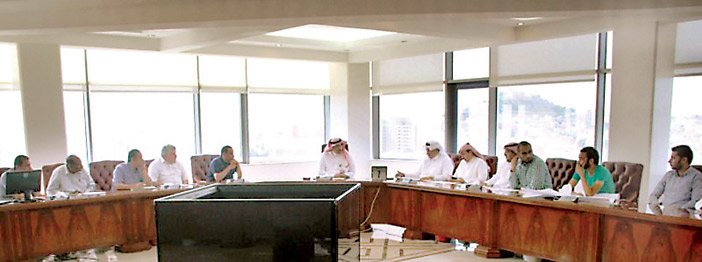  الأمين خلال اجتماعه مع عدد من المقاولين المنفذين