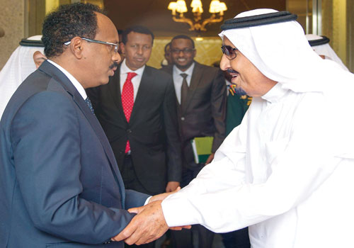  خادم الحرمين الشريفين يرحب بالرئيس الصومالي