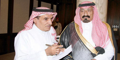  ضاري بن طوالة متحدثاً للزميل عوض القحطاني