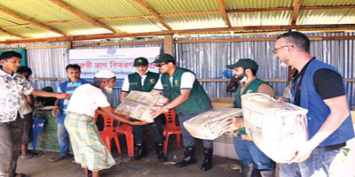 فريق مركز الملك سلمان للإغاثة يوزع المساعدات العاجلة في مخيمات الروهينجا في بنجلاديش 
