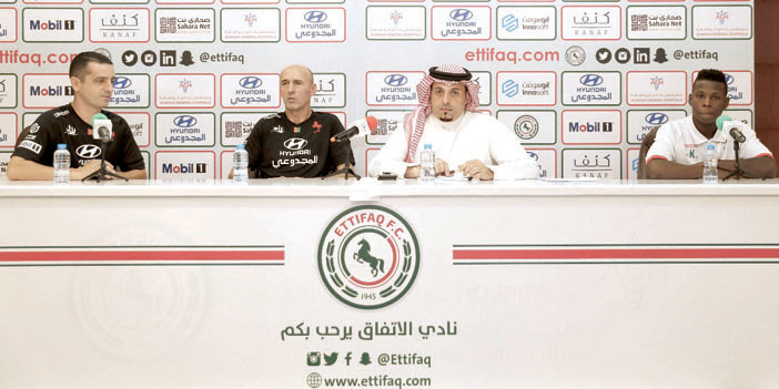  يسيتش وسعد خيري أثناء حديثهما في المؤتمر الصحفي