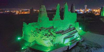 قلعة مارد التاريخية تتوشَّح باللون الأخضر 