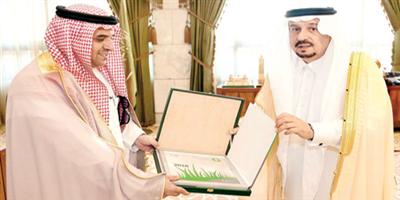 الأمير فيصل بن بندر تسلم تقرير فرع صندوق التنمية بمنطقة الرياض ويعزي أسرتي الفايز وابن معمر 