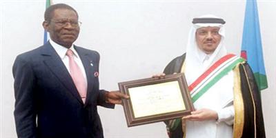 رئيس جمهورية غينيا الاستوائية يكرِّم سفير خادم الحرمين الشريفين ويقلِّده أعلى وسام 