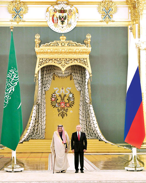  خادم الحرمين والرئيس بوتين خلال حفل الاستقبال بقصر الكرملين