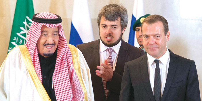  خادم الحرمين خلال لقائه رئيس الوزراء الروسي
