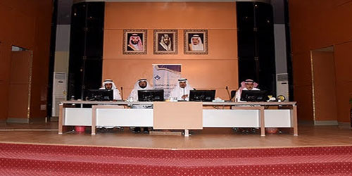 مدير التعليم ينقل تبريكات أمير المنطقة للأسرة التعليمية 